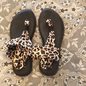 Sanuk thongs size 8. Barely worn.